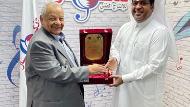 صورة تكريم الشيخ فالح آل ثاني رئيس اتحاد المنتجين القطريين